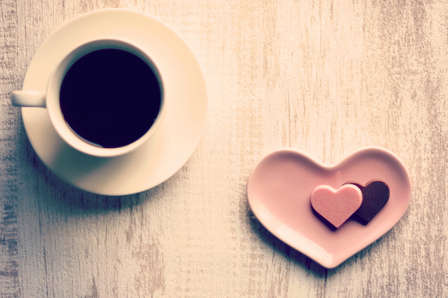 コーヒーとピンクハートのチョコレート
