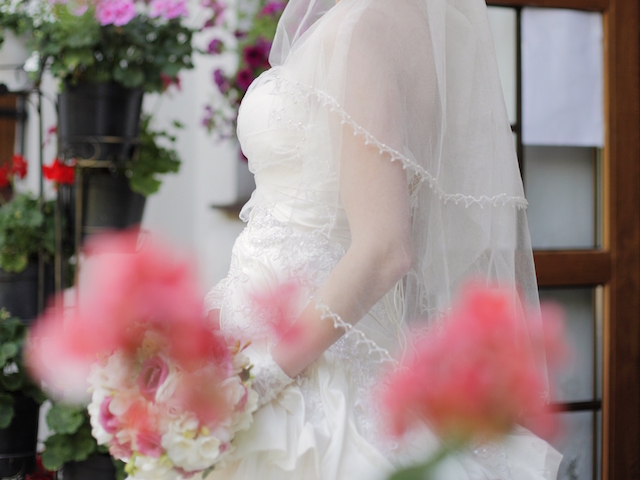 花とウエディングドレスを着た花嫁